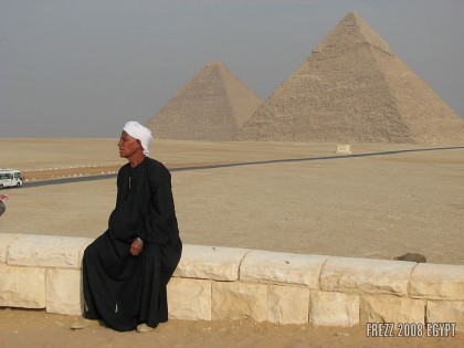 араб на фоне пирамид