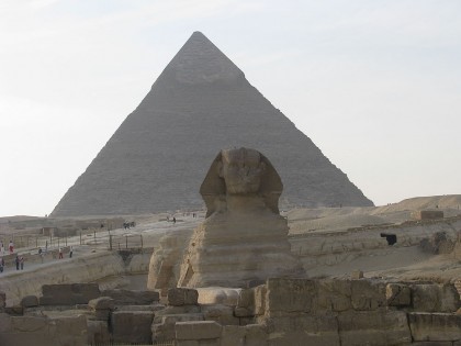 Сфинкс на фоне второй пирамиды