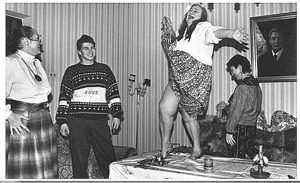 Пьяная Галина Брежнева танцует на столе. Середина 80х