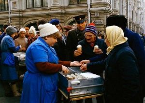 Советские люди покупают тот самый вкусный пломбир. Вероятно середина 80х