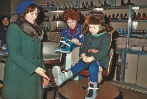 Постановочное фото. СССР вероятно начало середина 70х. Ребенок примеряет обувь